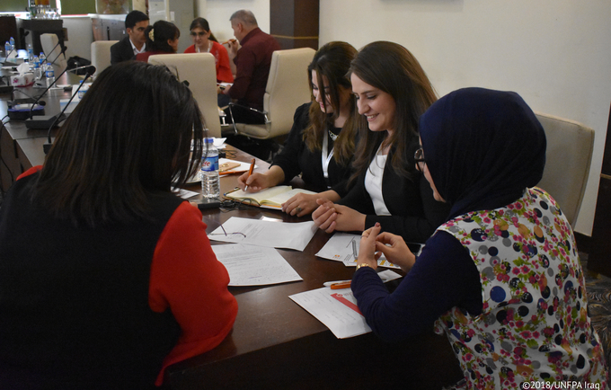 تناولت ورشات العمل الفكرة العامة عن أخلاقيات ومبادىء كتابة التقارير والقصص. 2018/ صورة صندوق الأمم المتحدة للسكان في العراق