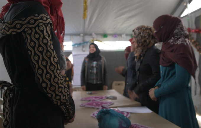 حنين نازحة من الموصل تعمل كمتطوعة في إحدى مراكز المرأة في مخيم دباغة.©  صورة صتدوق الأمم المتحدة للسكان