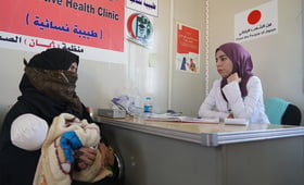 سيدة تزورعيادة للصحة الإنجابية التي تدعمها اليابان للحصول على استشارة طبية © 2019/ صندوق الأمم المتحدة للسكان في العراق/ صوفيا نيتي