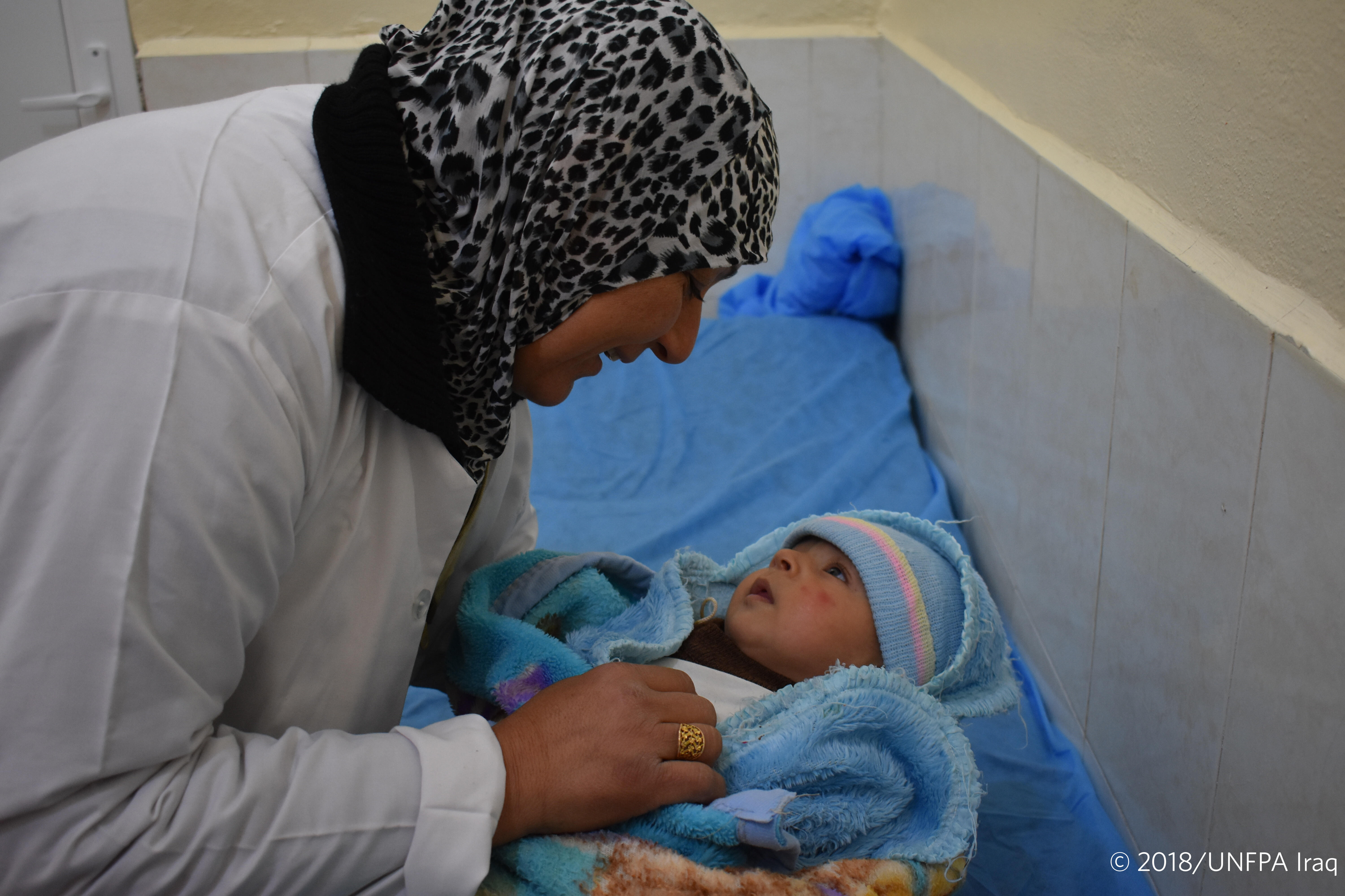 Um Qassem, a survivor from behind hospital doors © UNFPA Iraq 