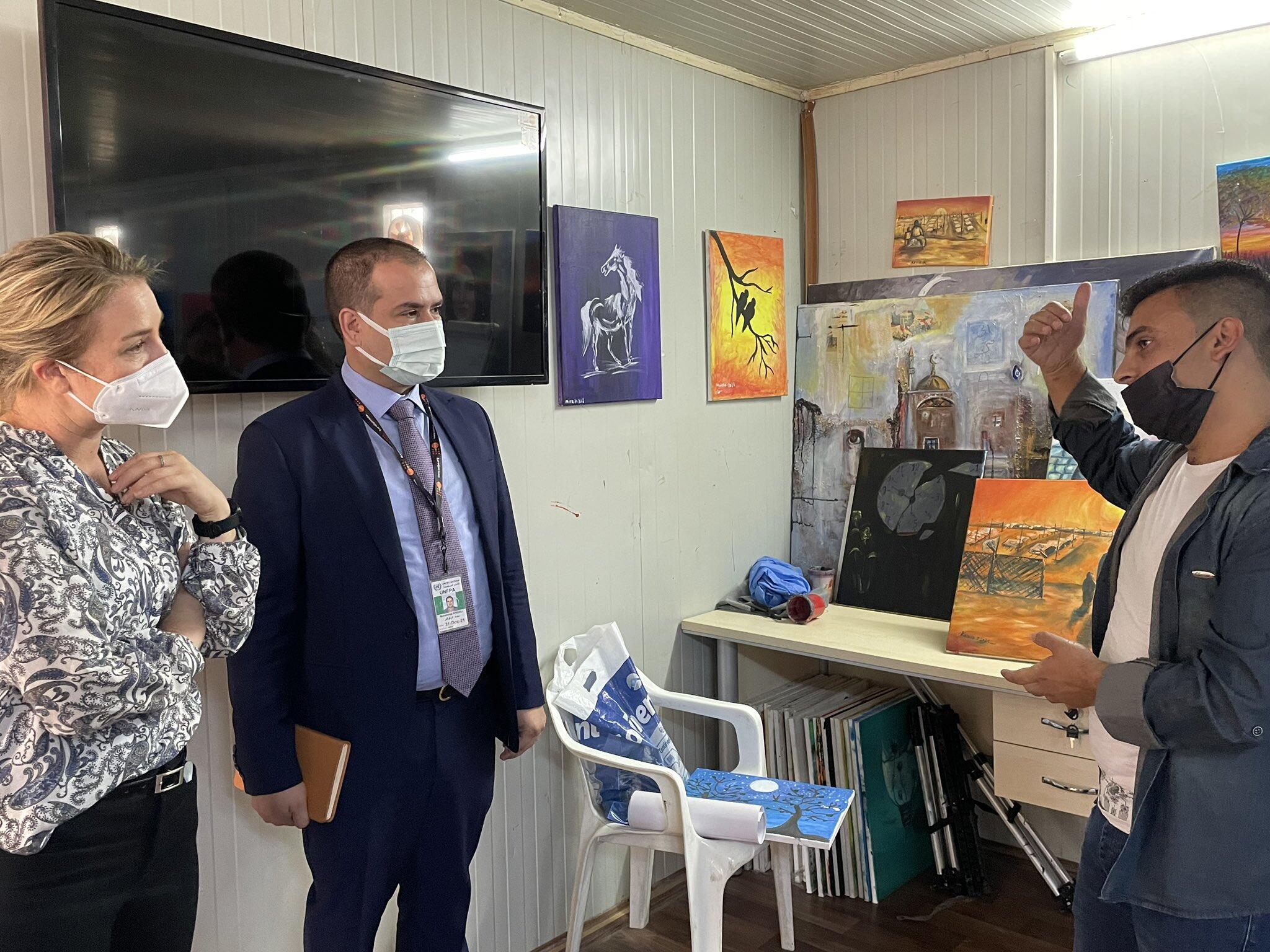 Kawa from Syria, currently in Domiz 1 camp, explains to Emily from Dfat the story behind his favorite painting. Kawa is an art teacher at the UNFPA-youth centre in Domiz camp in Duhok!